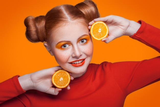 Portrait d'une femme mangeant de la nourriture sur un fond orange