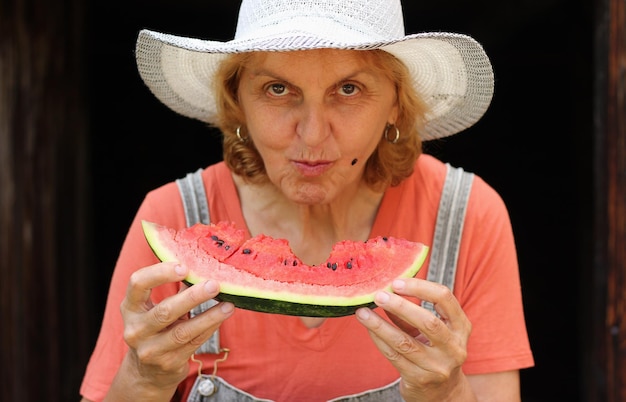 Photo portrait d'une femme mangeant une pastèque