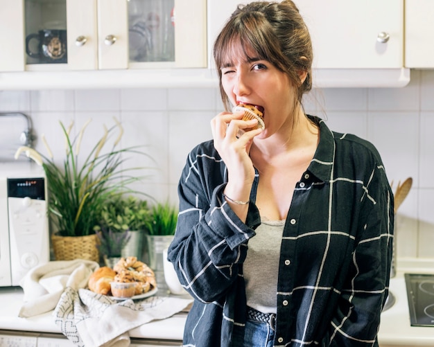 Portrait, femme, manger, muffin