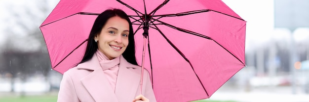 Portrait De Femme En Manteau Qui Se Tient Sous La Pluie Et Détient Des Images élégantes De Parapluie Rose Pour Les Pluies