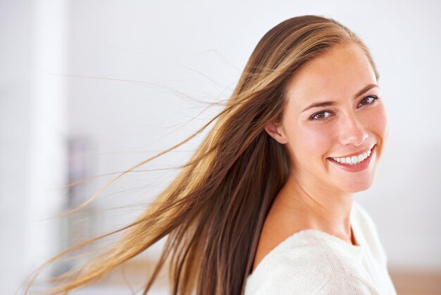 Portrait de femme et maquette pour le traitement et la croissance des cheveux dans un salon de beauté, une esthétique ou un spa Sourire ou coiffure d'une personne féminine dans un salon avec coiffure pour le style, le shampooing ou la coiffure