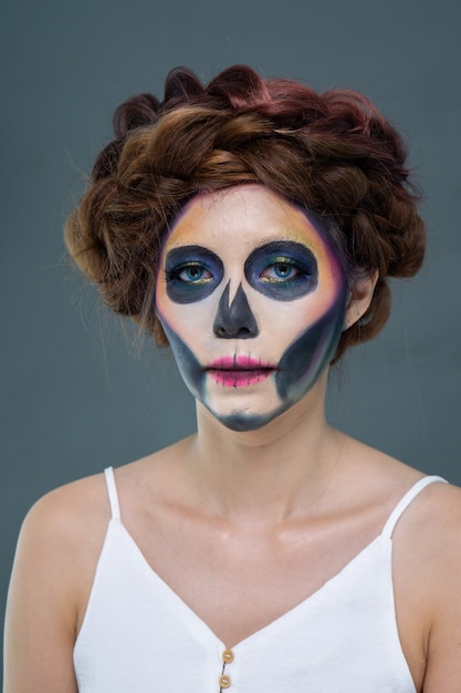 Portrait d'une femme avec un maquillage de crâne