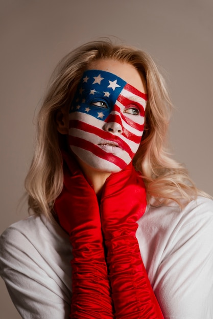 Portrait de femme avec maquillage drapeau usa sur son visage