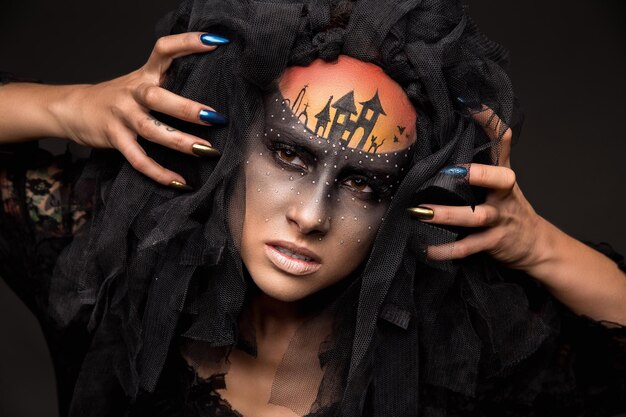 Photo portrait d'une femme avec un maquillage maléfique sur un fond noir