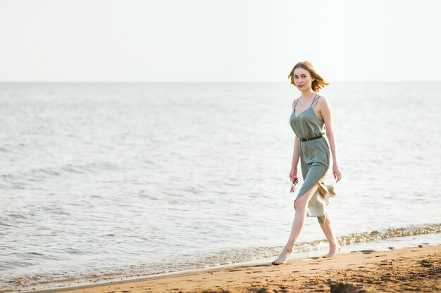 Photo portrait d'une femme marchant sur la plage