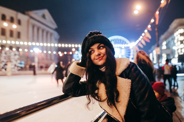 Portrait de femme à un marché de Noël décoré de lanternes