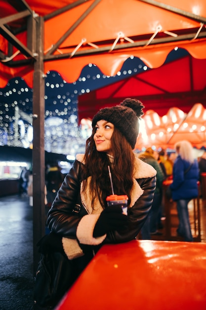 Portrait de femme à un marché de Noël décoré de lanternes