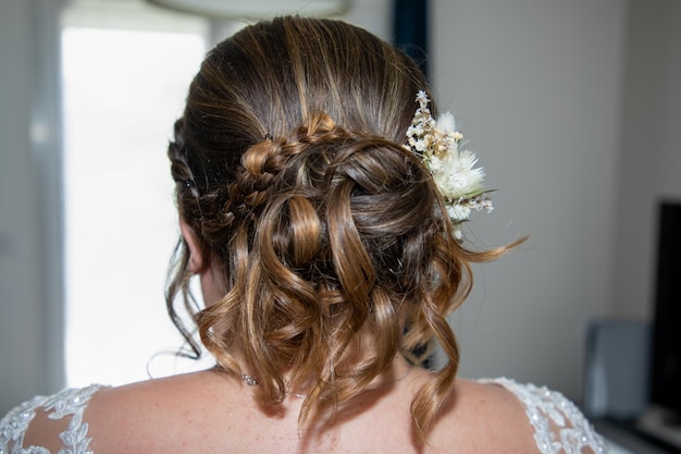 Photo portrait femme mariage coiffure mariée cheveux ornement coiffure intérieur vue arrière