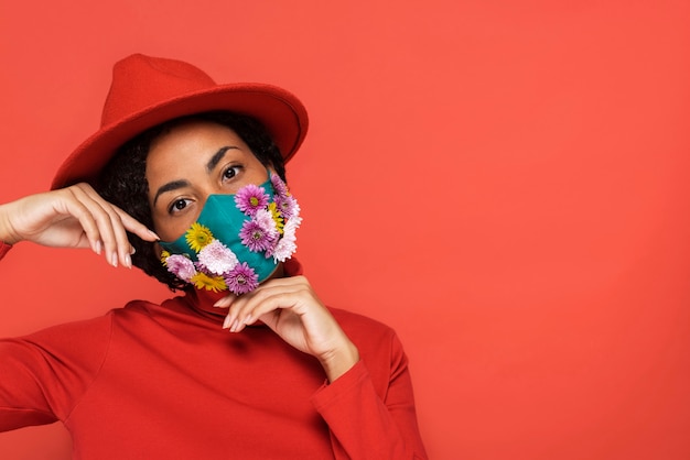 Photo portrait de femme avec masque floral