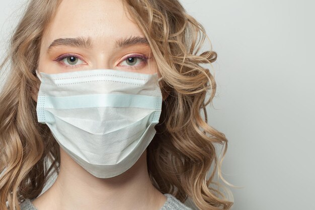 Portrait d'une femme avec un masque sur fond blanc