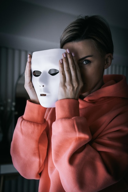 Portrait de femme en masque de théâtre blanc sur fond noir Concept de troubles mentaux rôles humains