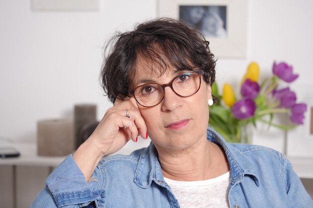 Portrait de femme mature brune avec des lunettes