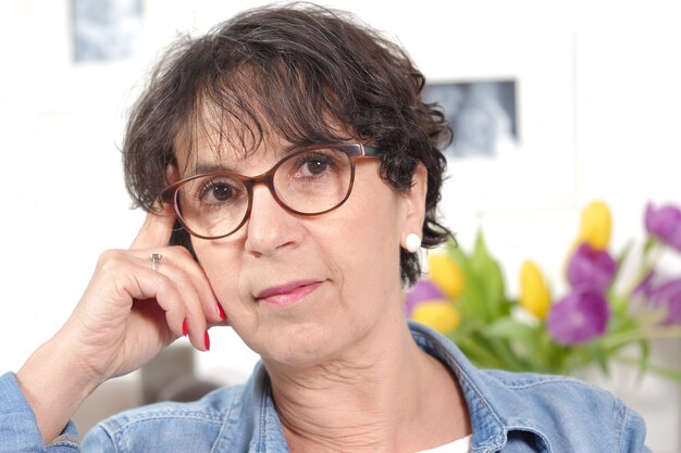 Portrait de femme mature brune avec des lunettes