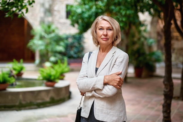 Portrait de femme mature élégante à l'extérieur