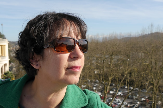 Portrait de femme mature avec des lunettes de soleil