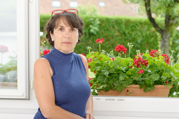 Portrait d'une femme mature avec des lunettes