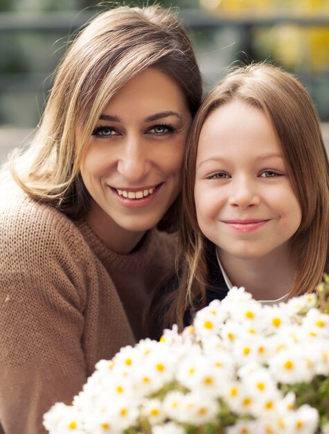 Photo portrait d'une femme mature souriante avec sa fille