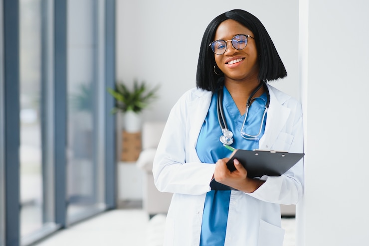 Photo portrait de femme médecin africaine sur le lieu de travail