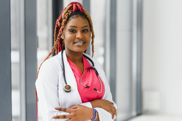 Portrait de femme médecin africaine sur le lieu de travail