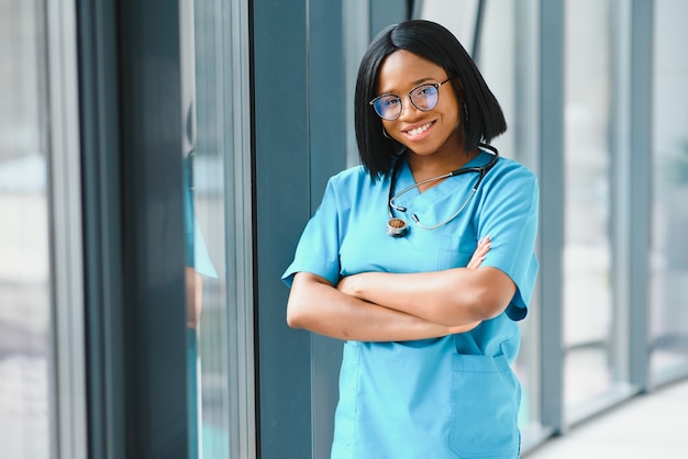 Portrait de femme médecin afro-américaine souriant à l'hôpital