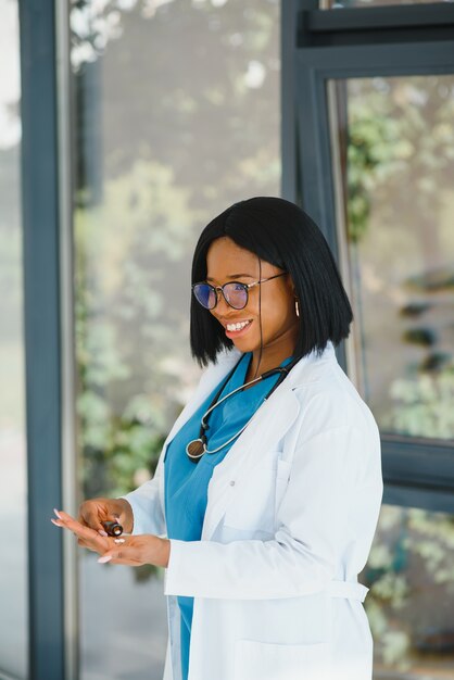 Portrait de femme médecin afro-américaine souriant à l'hôpital