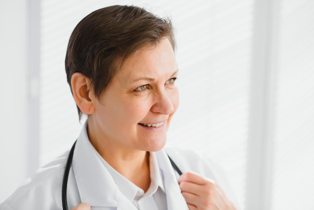 Portrait d'une femme médecin d'âge moyen