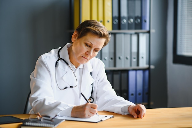 Portrait d'une femme médecin d'âge moyen