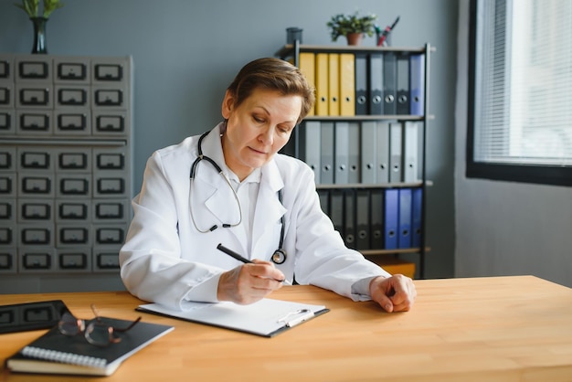 Portrait d'une femme médecin d'âge moyen