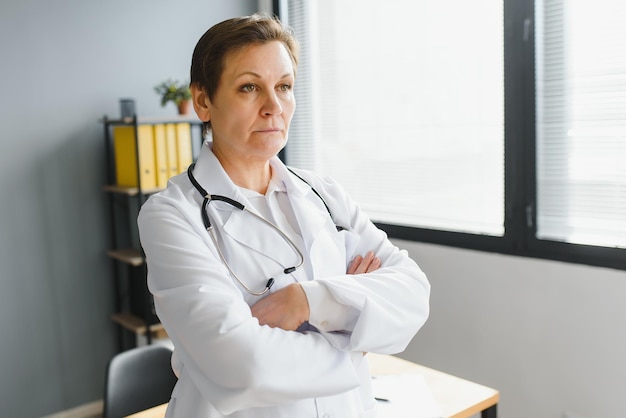 Portrait d'une femme médecin d'âge moyen