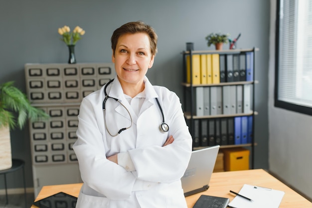 Portrait d'une femme médecin d'âge moyen