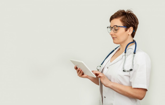 Portrait d'une femme médecin à l'aide de sa tablette numérique. Femme médecin, utilisation, tablette, et, vérification, à, analyse