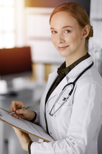 Portrait d'une femme médecin amicale au travail Service médical parfait à l'hôpital Concept de médecine