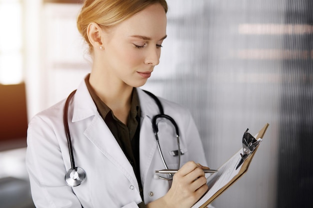 Portrait d'une femme médecin amicale au travail Service médical parfait à l'hôpital Concept de médecine