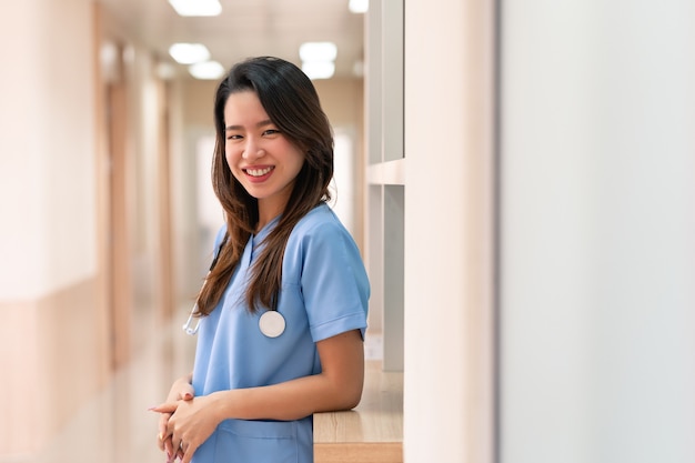 Portrait de femme médecin asiatique. femme médecin ou infirmière portant un uniforme et un stéthoscope travaillant à l'hôpital.