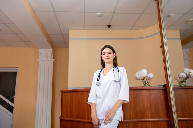 Portrait de femme médecin confiant vêtu de l'uniforme blanc.