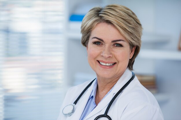 Portrait d'une femme médecin confiante souriante