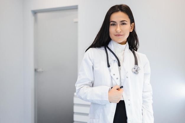 Portrait d'une femme médecin confiante