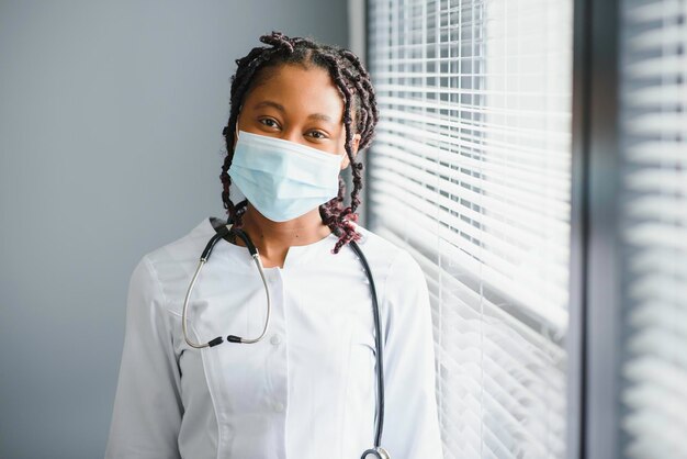 Portrait d'une femme médecin dans un hôpital moderne