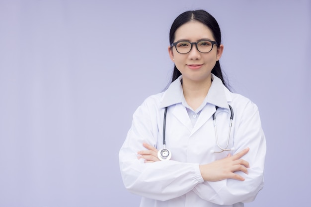 Portrait de femme médecin debout à l'hôpital