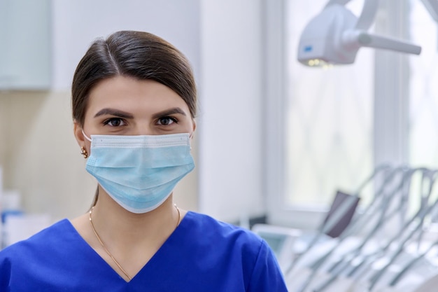 Portrait d'une femme médecin dentiste confiante au bureau regardant la caméra