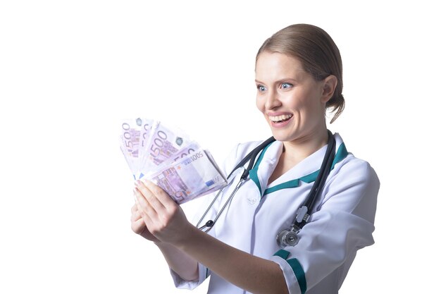 Portrait de femme médecin détenant des factures d'argent isolé sur fond blanc