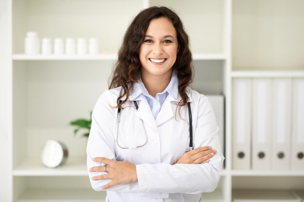 Portrait d'une femme médecin du millénaire souriante et amicale