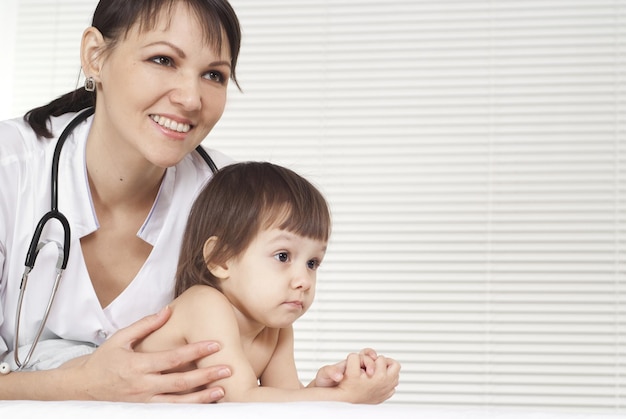 Portrait de femme médecin avec enfant à l'hôpital