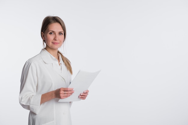 Portrait de femme médecin gai avec des documents