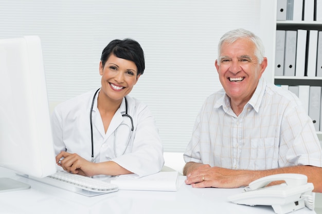 Portrait d&#39;une femme médecin heureuse avec un patient masculin