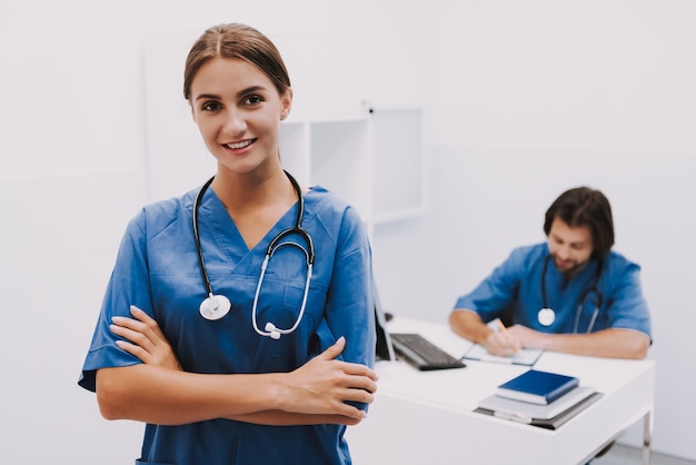 Portrait de femme médecin heureux en clinique