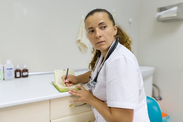 Portrait de femme médecin à l'hôpital