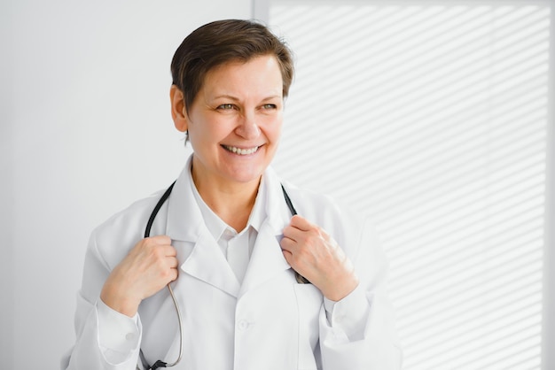 Portrait de femme médecin à l'hôpital