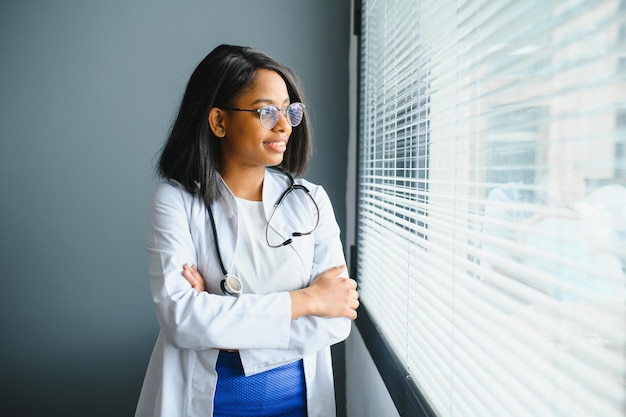 Portrait de femme médecin à l'hôpital