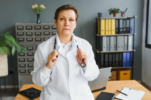 Portrait de femme médecin à l'hôpital